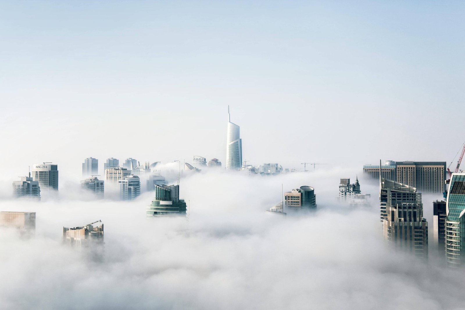 ciudad de rascacielos entre nubes